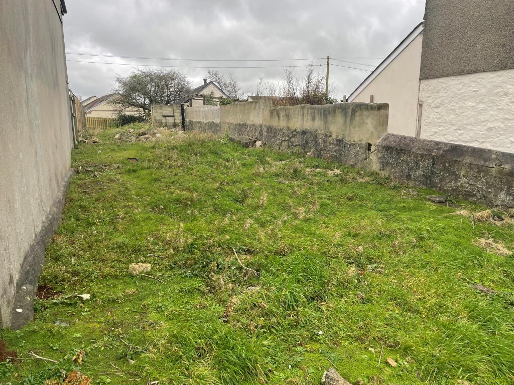 Lot: 146 - FREEHOLD PROPERTY WITH ADDITIONAL LAND - Land to side